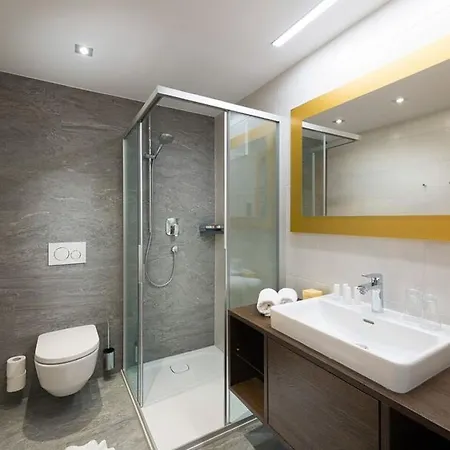 فندق Alpina 4*